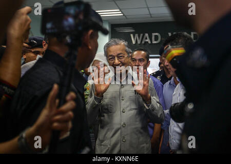 KUALA LUMPUR, MALAISIE - 10 janvier : l'ancien Premier Ministre malaisien Mahathir Mohamed salue les médias après l'interdiction de la visite en prison le chef de l'opposition Anwar Ibrahim à l'intérieur de l'hôpital Rehabilitasi à Kuala Lumpur le 10 janvier 2018. Anwar a été accusé de sodomie et emprisonné pendant 5 ans en tant que prisonnier politique. Anwar va été libérés le 8 juin après les prochaines élections générales. Credit : Samsul dit/AFLO/Alamy Live News Banque D'Images