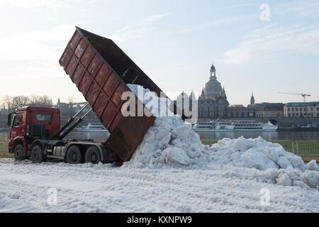 Dresde, Allemagne. Jan 11, 2018. Un camion porte sur une route avec de la neige artificielle le long de l'Elbe à Dresde, Allemagne, 11 janvier 2018. La prochaine Coupe du Monde FIS de Ski de fond Sprint (13e et 14e de janvier 2018) à Dresde exigeait une préparation route depuis plus de 1, 4 kilomètres. Credit : Sebastian Kahnert/dpa/Alamy Live News Banque D'Images