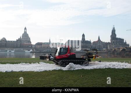 Dresde, Allemagne. Jan 11, 2018. Un PistenBully prépare un itinéraire avec des canons à neige le long de l'Elbe à Dresde, Allemagne, 11 janvier 2018. La prochaine Coupe du Monde FIS de Ski de fond Sprint (13e et 14e de janvier 2018) à Dresde exigeait une préparation route depuis plus de 1, 4 kilomètres. Credit : Sebastian Kahnert/dpa/Alamy Live News Banque D'Images