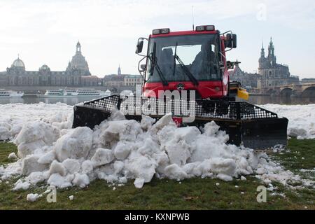 Dresde, Allemagne. Jan 11, 2018. Un PistenBully prépare un itinéraire avec des canons à neige le long de l'Elbe à Dresde, Allemagne, 11 janvier 2018. La prochaine Coupe du Monde FIS de Ski de fond Sprint (13e et 14e de janvier 2018) à Dresde exigeait une préparation route depuis plus de 1, 4 kilomètres. Credit : Sebastian Kahnert/dpa/Alamy Live News Banque D'Images