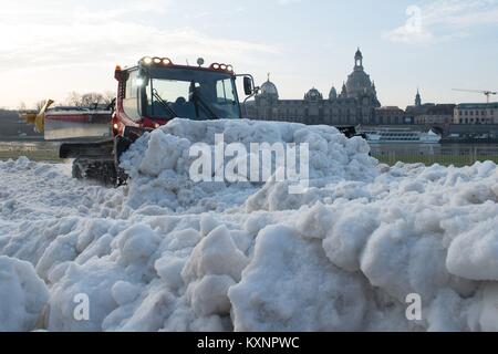 Dresde, Allemagne. Jan 11, 2018. Un PistenBully prépare un itinéraire avec des canons à neige le long de l'Elbe à Dresde, Allemagne, 11 janvier 2018. La prochaine Coupe du Monde FIS de Ski de fond Sprint (13e et 14e de janvier 2018) à Dresde exigeait une préparation route depuis plus de 1, 4 kilomètres. Credit : Sebastian Kahnert/dpa/Alamy Live News Banque D'Images