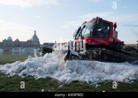 Dresde, Allemagne. Jan 11, 2018. Un PistenBully prépare un itinéraire avec des canons à neige le long de l'Elbe à Dresde, Allemagne, 11 janvier 2018. La prochaine Coupe du Monde FIS de Ski de fond Sprint (13e et 14e de janvier 2018) à Dresde exigeait une préparation route depuis plus de 1, 4 kilomètres. Credit : Sebastian Kahnert/dpa/Alamy Live News Banque D'Images