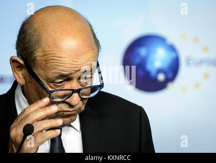 Bruxelles, Bxl, Belgique. Jan 11, 2018. France Le ministre des Affaires étrangères, Jean-Yves Le Drian donne une conférence de presse après une rencontre avec le Ministre iranien des affaires étrangères Jawad Zarif au Service européen d'Action Extérieure (SEAE) siège à Bruxelles, Belgique le 11.01.2018 par Wiktor Dabkowski Wiktor Dabkowski/crédit : ZUMA Wire/Alamy Live News Banque D'Images