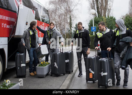 Zagreb, Croatie. Jan 11, 2018. Joueurs de handball nationale allemande et les autres membres de l'équipe arrive à l'équipe de Zagreb, Croatie, 11 janvier 2018. L'équipe nationale allemande de handball réunion est le Monténégro dans son premier match de handball lors des Championnats d'Europe le 13 janvier 2018. Credit : Monika Skolimowska/dpa-Zentralbild/dpa/Alamy Live News Banque D'Images