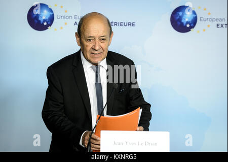 Bruxelles, Bxl, Belgique. Jan 11, 2018. France Le ministre des Affaires étrangères, Jean-Yves Le Drian donne une conférence de presse après une rencontre avec le Ministre iranien des affaires étrangères Jawad Zarif au Service européen d'Action Extérieure (SEAE) siège à Bruxelles, Belgique le 11.01.2018 par Wiktor Dabkowski Wiktor Dabkowski/crédit : ZUMA Wire/Alamy Live News Banque D'Images