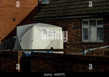 Hereford, Royaume-Uni. 11 janvier, 2018. Les agents de police sont visibles à l'extérieur un bien sur Highmore Street dans Hereford le 11 janvier 2018. Les détectives ont lancé une enquête sur un meurtre à Hereford. Un homme âgé de 40 ans à partir de la Hereford a été arrêté, soupçonné de meurtre. Crédit : Jim Wood/Alamy Live News Banque D'Images