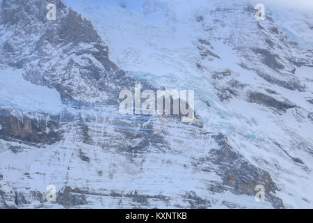 Lauberhorn Wengen, Suisse. Jan 11, 2018. La Swiss Air Force Aerobatic Team (Patrouille Suisse) effectuer un affichage sur le Lauberhorn et les Alpes suisses Crédit : amer ghazzal/Alamy Live News Banque D'Images