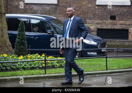 Londres, Royaume-Uni. Jan 11, 2018. Viswas Raghavan, chef de l'avion pour l'Europe, Moyen-Orient et Afrique (EMEA) et directeur général adjoint pour la région EMEA à J.P. Morgan, arrive à Downing Street pour une rencontre entre le premier ministre Theresa Mai et les dirigeants de grandes sociétés de financement destiné à donner à ces derniers une vue plus claire des conséquences de la sortie de l'Union européenne. Credit : Mark Kerrison/Alamy Live News Banque D'Images