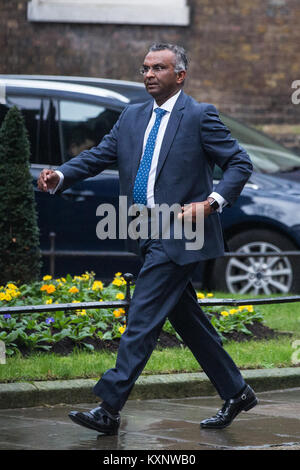 Londres, Royaume-Uni. Jan 11, 2018. Viswas Raghavan, chef de l'avion pour l'Europe, Moyen-Orient et Afrique (EMEA) et directeur général adjoint pour la région EMEA à J.P. Morgan, arrive à Downing Street pour une rencontre entre le premier ministre Theresa Mai et les dirigeants de grandes sociétés de financement destiné à donner à ces derniers une vue plus claire des conséquences de la sortie de l'Union européenne. Credit : Mark Kerrison/Alamy Live News Banque D'Images