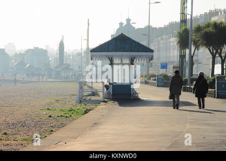 Weymouth. 11 janvier 2018 - personnes profitez d'une journée froide mais ensoleillée sur la plage de Weymouth, dans le Dorset Crédit : Stuart fretwell/Alamy Live News Banque D'Images