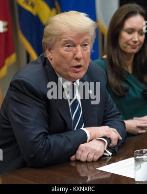 Washington, USA. Jan 11, 2018. Le Président des Etats-Unis, Donald J. Trump ouvre les commentaires comme il dirige une table ronde sur la réforme des prisons dans la Roosevelt Room de la Maison Blanche à Washington, DC le Jeudi, Janvier 11, 2018. Credit : Ron Sachs/consolidé/CNP/dpa/Alamy Live News Banque D'Images
