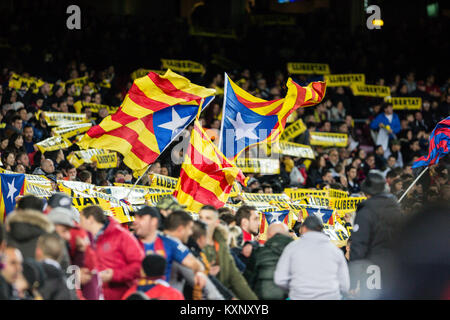 Drapeaux de l'indépendance pendant le match entre le FC Barcelone contre Celta de Vigo, pour la ronde de 16 (2er jambe) de la coupe du roi, joué au Camp Nou le 11 janvier 2018 à Barcelone, Espagne. Banque D'Images