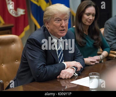 Le Président des Etats-Unis, Donald J. Trump ouvre les commentaires comme il dirige une table ronde sur la réforme des prisons dans la Roosevelt Room de la Maison Blanche à Washington, DC le Jeudi, Janvier 11, 2018. Credit : Ron Sachs/CNP /MediaPunch Banque D'Images