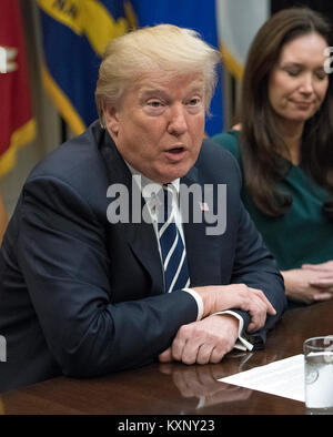 Le Président des Etats-Unis, Donald J. Trump ouvre les commentaires comme il dirige une table ronde sur la réforme des prisons dans la Roosevelt Room de la Maison Blanche à Washington, DC le Jeudi, Janvier 11, 2018. Credit : Ron Sachs/CNP /MediaPunch Banque D'Images