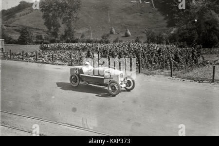 La photographie capture un moment palpitant d'une course automobile sur le circuit de Lasarte, mettant en évidence la vitesse, la compétition et l'importance du sport automobile en Espagne. Il fait partie d'une série historique documentant l'héritage de la course dans la culture espagnole. Banque D'Images