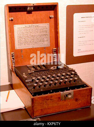 La machine Enigma est un dispositif de chiffrement allemand utilisé pendant la seconde Guerre mondiale pour les communications militaires cryptées, remarquable pour ses rotors électromécaniques et son rôle dans la cryptographie. Banque D'Images