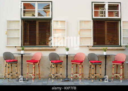 Petit café tables et chaises pour l'extérieur de la vieille ville Banque D'Images