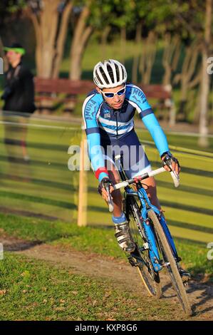 GIJON, ESPAGNE - 9 janvier : Championnats Cyclocross Espagne en janvier 9, 2015 à Gijon, Espagne. Le cycliste Samuel Gonzalez Carrera de l'équipe de Galice en re Banque D'Images