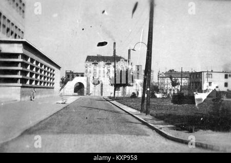 L'image montre le gymnase de Árpád et l'amphithéâtre de la ville militaire de Budapest III, illustrant l'architecture éducative et civique du début du XXe siècle en Hongrie. Banque D'Images