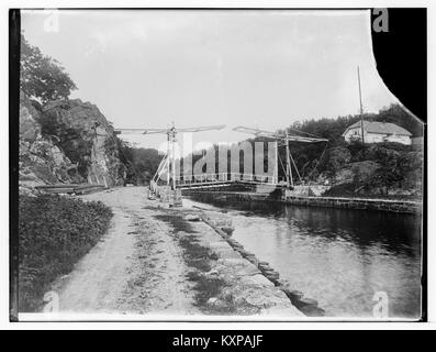 Photographie historique montrant un pont traversant Sundskanalen dans l'ancien comté de Nedenes (Nedesnæs) en Norvège, prise entre 1900 et 1910 dans le cadre de la collection des Archives nationales norvégiennes. Banque D'Images