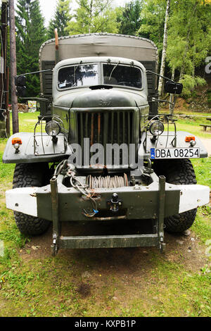 ZIL 157 soviétique historique 6x6 sur le camion de l'armée dans l'exposition du musée dans Wlodarz Projet Riese, Basse Silésie, Pologne. Banque D'Images