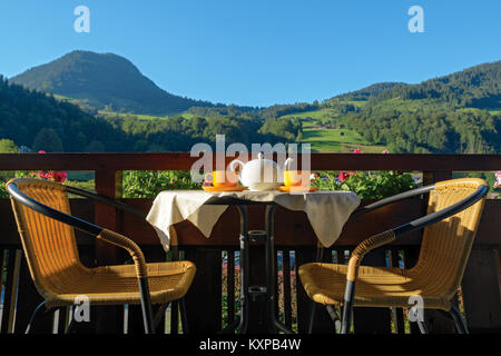 Plateau servi pour deux sur terrasse ensoleillée dans mountain resort Banque D'Images