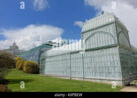 La zone d'embarquement du château royal de Laeken à Bruxelles, en Belgique, sert de point d'accès principal pour les visiteurs et les invités officiels, à côté des jardins du château et des espaces cérémoniels. Banque D'Images