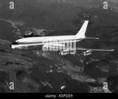Le Boeing 707 'Stratoliner', N709PA, était le 3e avion de production de 707-121. Il a été livré à Pan Am, marquant un moment important dans l'histoire de l'aviation dans le cadre du développement précoce du voyage par jet commercial. Banque D'Images