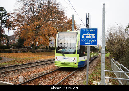 Tramway vert à Croydon avec le conseil d'examiner les deux côtés du Tramway montrant les voies et les plates-formes Banque D'Images