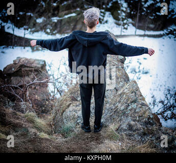Jeune homme sur la falaise Banque D'Images