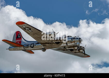 READING, PA - 3 juin 2017 : Boening B-17G Flying Fortress 'Yankee Lady' en vol pendant la Seconde Guerre mondiale au Musée de l'air de la région du centre du littoral de reconstitution Banque D'Images