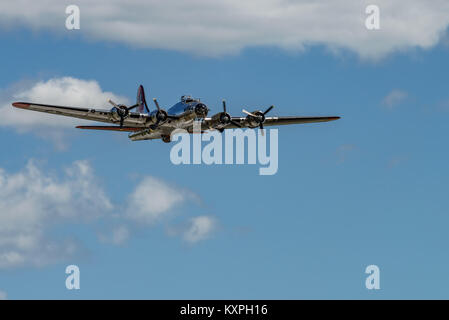 READING, PA - 3 juin 2017 : Boening B-17G Flying Fortress 'Yankee Lady' en vol pendant la Seconde Guerre mondiale au Musée de l'air de la région du centre du littoral de reconstitution Banque D'Images