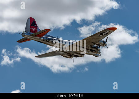 READING, PA - 3 juin 2017 : Boening B-17G Flying Fortress 'Yankee Lady' en vol pendant la Seconde Guerre mondiale au Musée de l'air de la région du centre du littoral de reconstitution Banque D'Images