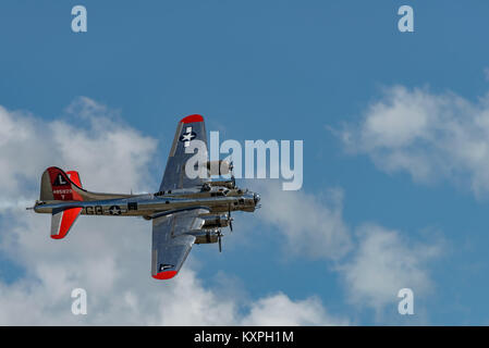 READING, PA - 3 juin 2017 : Boening B-17G Flying Fortress 'Yankee Lady' en vol pendant la Seconde Guerre mondiale au Musée de l'air de la région du centre du littoral de reconstitution Banque D'Images