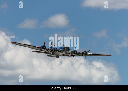 READING, PA - 3 juin 2017 : Boening B-17G Flying Fortress 'Yankee Lady' en vol pendant la Seconde Guerre mondiale au Musée de l'air de la région du centre du littoral de reconstitution Banque D'Images