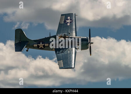 READING, PA - 3 juin 2017 : GRUMMAN FM-2 'WILDCAT'en vol pendant la Seconde Guerre mondiale au Musée de l'air de la région du centre du littoral de reconstitution Banque D'Images