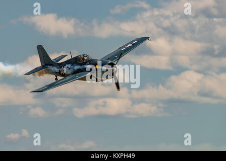 READING, PA - 3 juin 2017 : GRUMMAN FM-2 'WILDCAT'en vol pendant la Seconde Guerre mondiale au Musée de l'air de la région du centre du littoral de reconstitution Banque D'Images