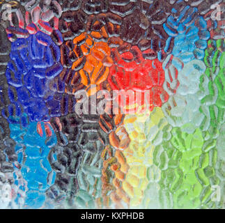 Image abstrait coloré de produits de nettoyage derrière le verre à motifs Banque D'Images
