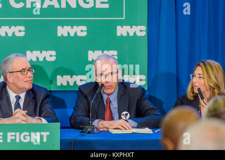 New York, USA. 10 janvier, 2018. Bill McKibben, auteur et co-fondateur - 350.Org Le maire Bill De Blasio, Contrôleur Scott M. Stringer et autres fiduciaires du fonds de pension de la ville a annoncé le Janyary 10, 2018 ; un objectif de céder des fonds de la ville à partir de combustibles de la réserve de carburant dans les cinq ans les propriétaires, qui ferait de New York le premier grand plan de pension américains de le faire. Au total, la Ville a cinq fonds de pension détiennent près de 5 milliards de dollars dans les titres de plus de 190 entreprises de combustibles fossiles. Déplacer la ville est parmi les plus importants efforts de désinvestissement dans le monde à ce jour. Credit : PACIFIC PRESS/Alamy Live New Banque D'Images