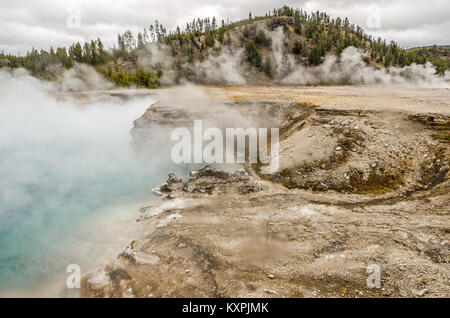 Excelsior Geyser sortant de la vapeur de brume à Midway Geyser Basin dans le Parc National de Yellowstone Banque D'Images