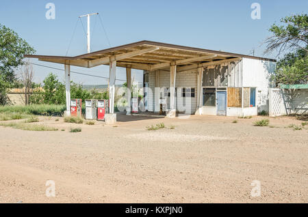 Station d'essence abandonnée sur la Route 66 avec windows est rompu ou barricadés avec fanée et pompes à essence altérée Banque D'Images