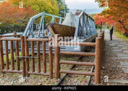 Chemins de fer qui transportent l'Sanjukkoku-bune voile au lac Biwa Canal à Kyoto KYOTO, JAPON - 23 OCTOBRE : Sanjukkoku-bune voile à Kyoto, au Japon, le mois d'octobre Banque D'Images