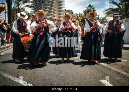 Puerto de la Cruz, Tenerife, Canaries - 30 mai 2017 : 467 personnes habillées en vêtements traditionnels à pied le long de la rue, signer et jouer musica Banque D'Images