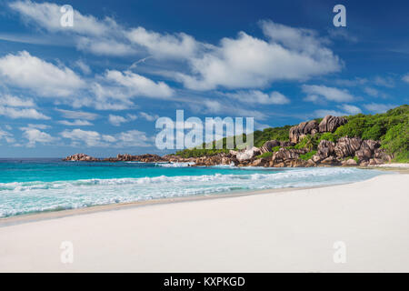 Belle plage de sable blanc à Grand Anse, l'île de La Digue, aux Seychelles. Banque D'Images