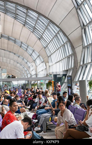 Les passagers au départ et à l'Aéroport International Suvarnabhumi, Bangkok, Thaïlande Banque D'Images