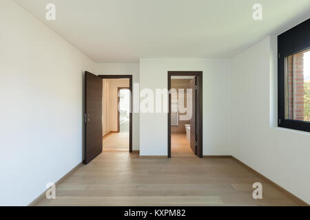 Intérieur de l'appartement vide, grande chambre avec salle de bains, plancher en bois Banque D'Images