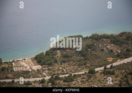 L'autoroute Adriatique d'en haut près de la ville de Podgora dans le comté de Split-Dalmatie de Croatie à la côte Adriatique Banque D'Images