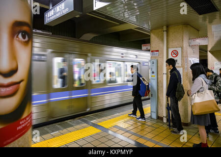 NAGOYA, JAPON - 18 NOVEMBRE 2015 : les navetteurs japonais non identifié attendre une rame de métro en métro de Nagoya Banque D'Images