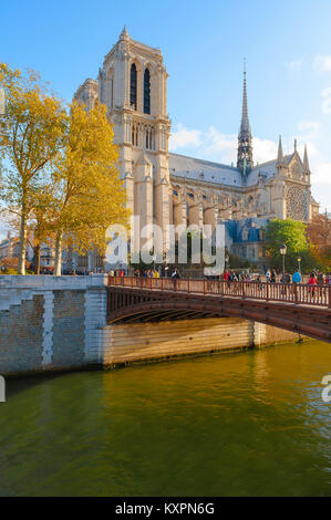 Cathédrale notre Dame de Paris, les touristes utilisent le pont du Double en bois reliant la rive gauche à l'historique Ile de la Cité et à la cathédrale notre Dame. Banque D'Images