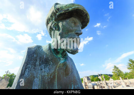 La France, l'Aube (10), Champagne, Côte des Bar, Essoyes, buste sur la tombe du peintre Auguste Renoir dans le cimetière // France, Aube, Champagne, Côte d Banque D'Images